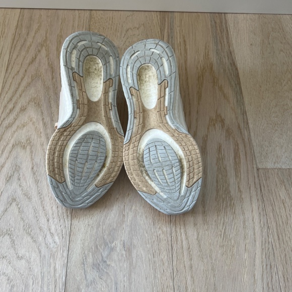 Women’s Adidas Pure Boost Running shoe - Picture 6 of 6